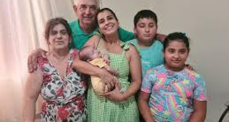 Avó fala da experiência de ser mãe novamente aos 60 anos: 'Amor para todos'