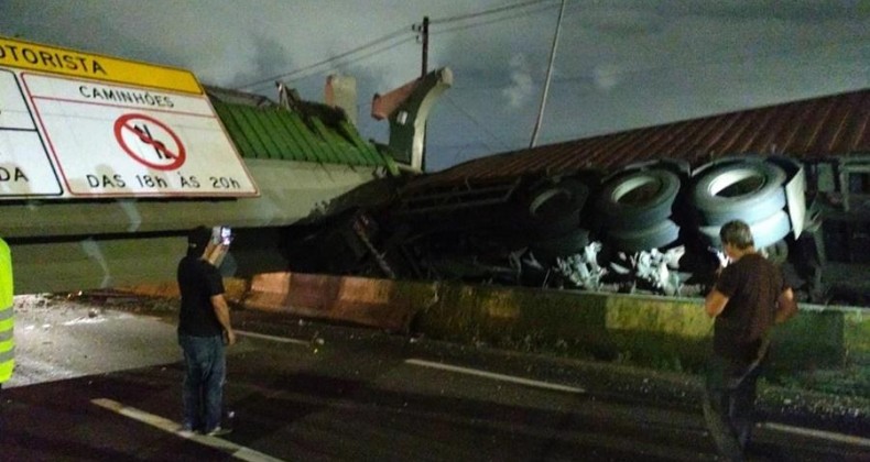 Passarela desaba na Rodovia Anchieta e esmaga caminhão